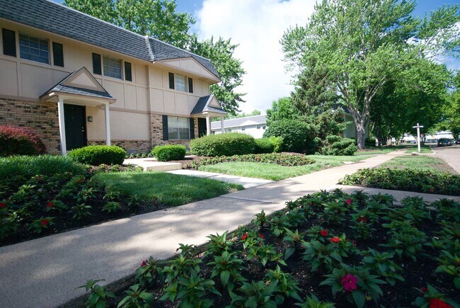 Foto del edificio - The Groves Townhomes and Apartments
