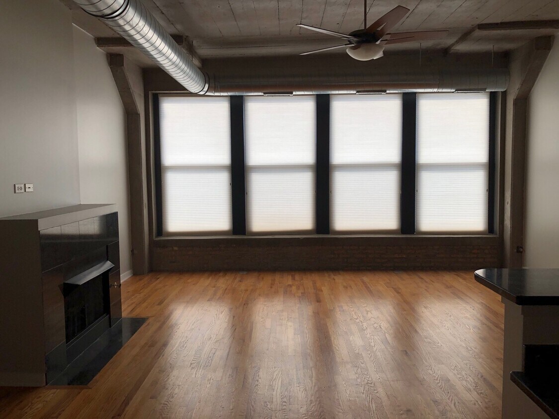 Primary Photo - 1151 W 15th St