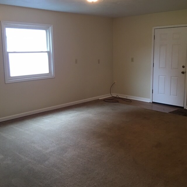Building Photo - AUSTINTOWN 2 BED RANCH/HANDICAP ACCESSABLE