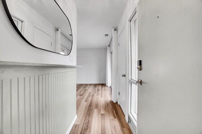 Foto del edificio - $2,145.95 with $300 Off the first month's rent, 2 Beds - 1 Bath, Townhouse in Greenwood Village w...