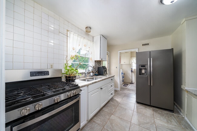 Kitchen - 293 Mosswood Ct