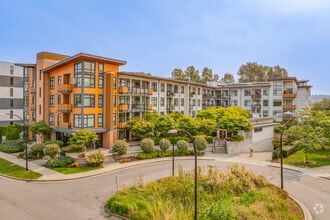 Building Photo - Shoreline