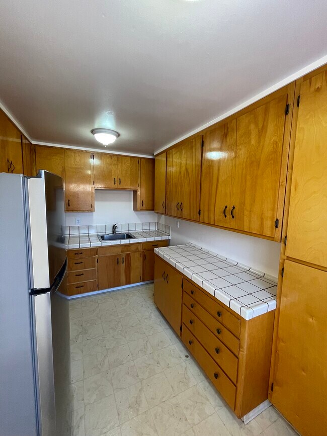 Foto del edificio - 226 E J St