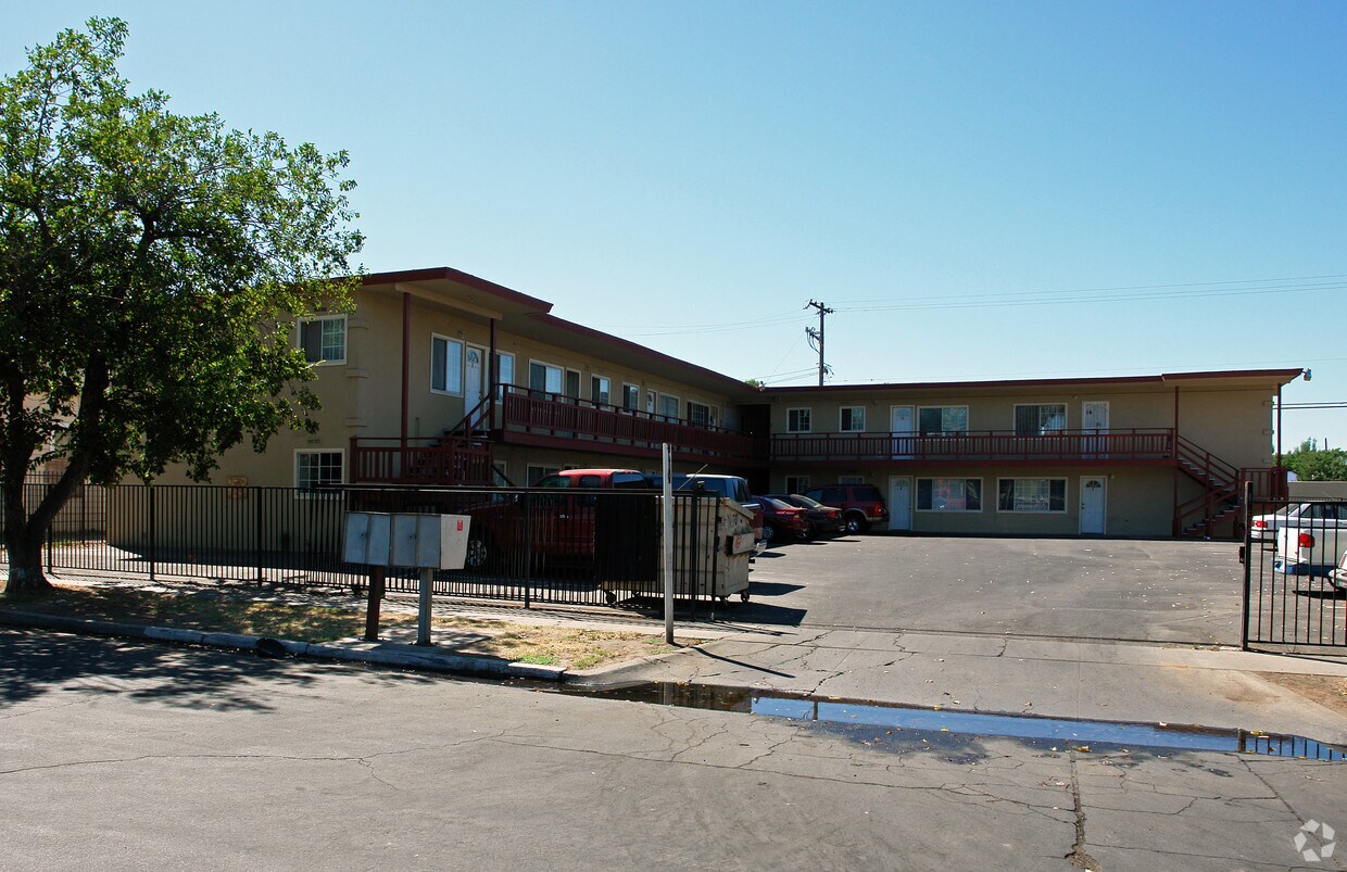 4604 E Mono Avenue - 4616 E Mono St