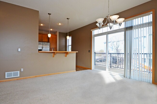 Building Photo - Spacious 3 Bedroom 2.5 Bathroom Townhouse!...