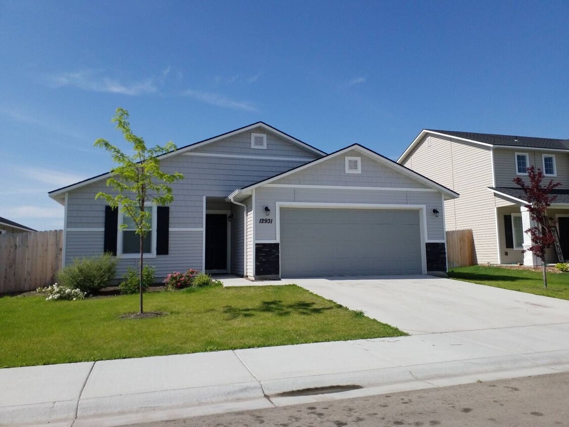 Foto principal - 3 bedroom 2 bath Windsor Creek Subdivision...