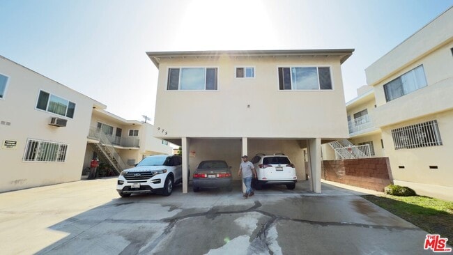Building Photo - 975 S Kingsley Dr