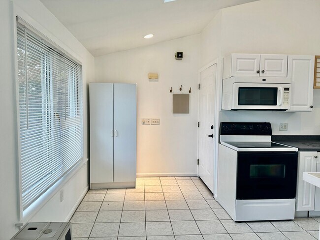 Foto del edificio - Sunny Updated One Bedroom with Sebago Lake...