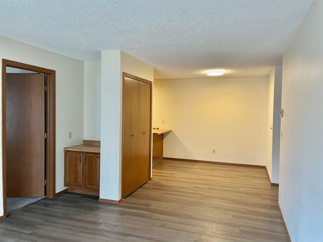 Building Photo - Come check out this 2 bed, 2 bath 4-plex u...