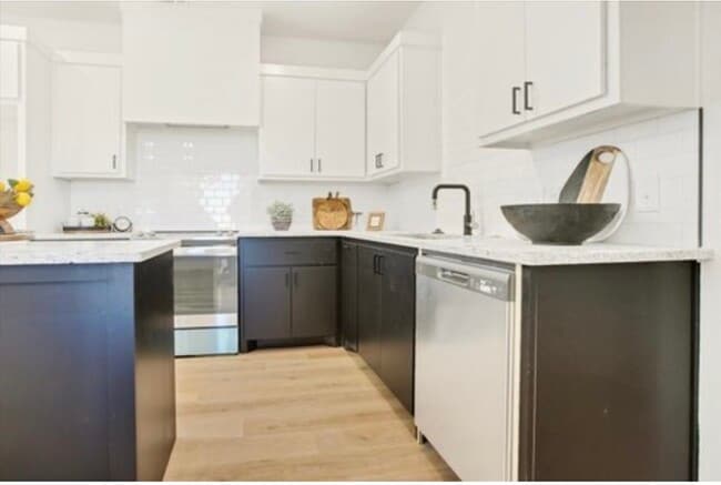 Building Photo - Modern home