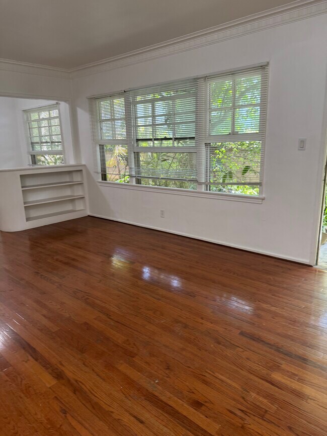 Foto del edificio - 9921 Robbins Dr