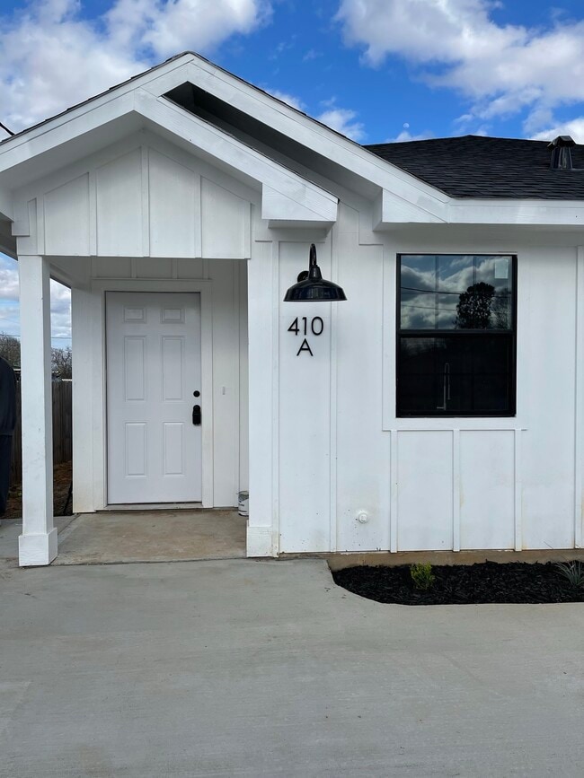 Building Photo - 410 Sugar Haven