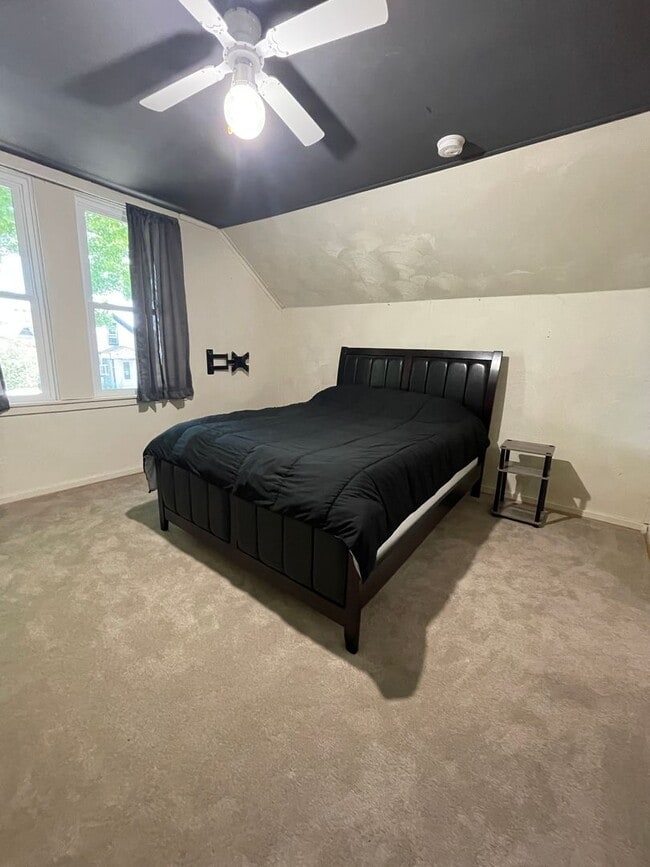 Building Photo - Three Bedroom House Near Campus