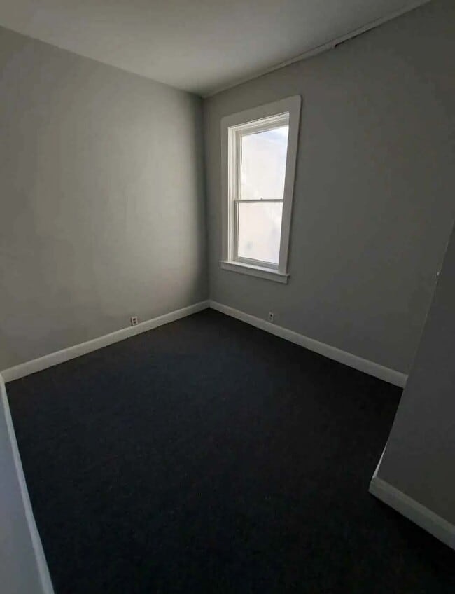 Building Photo - 468 Lipton St