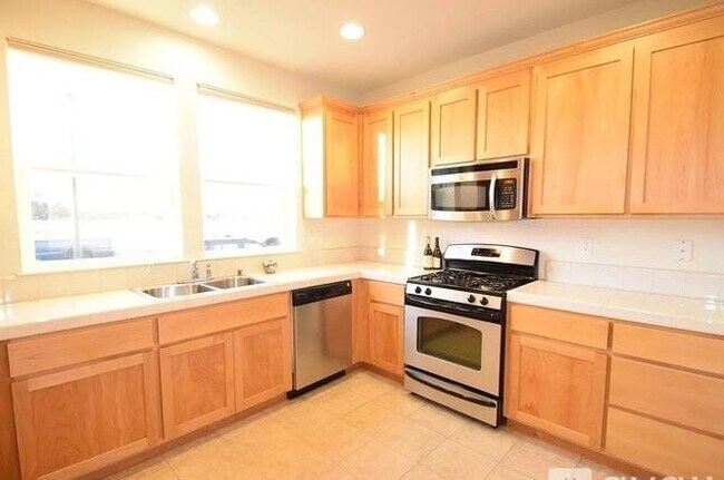 Building Photo - 2527 N Village Dr