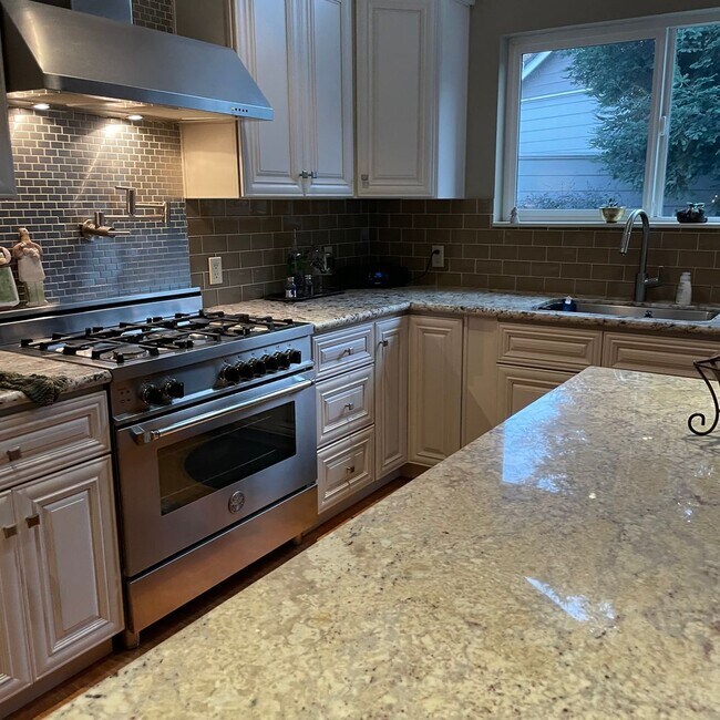 Building Photo - Updated 3 bedroom in Regency Park!