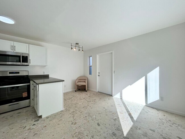 Foto del edificio - AVAILABLE NOW!! Charming Modern 1 Bedroom - Bathroom  in Palm Springs !