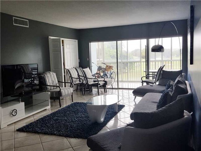 Building Photo - 3300 N Palm Aire Dr