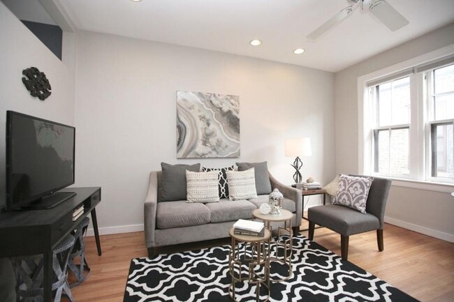 Building Photo - 2 bedroom in Chicago IL 60657
