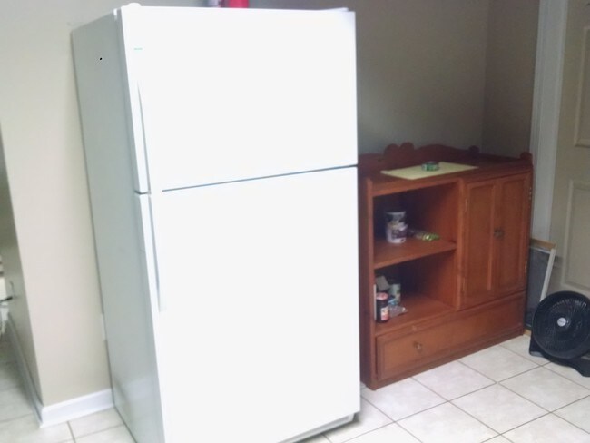 Kitchenette - full-size refrigerator - 4767 Cambridge Dr