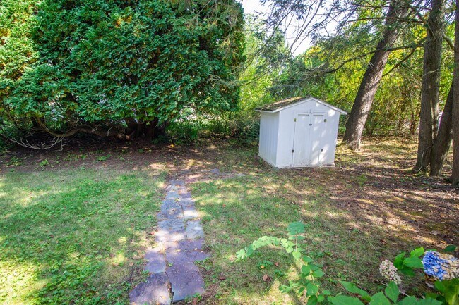Building Photo - 2 Bedroom, 1 Bathroom - Shaker Schools