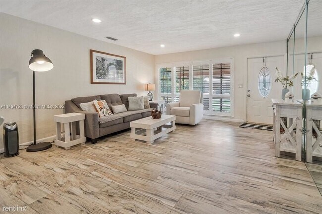 Foto del edificio - 4 br, 2 bath House - 14375 SW 10th St # 2301