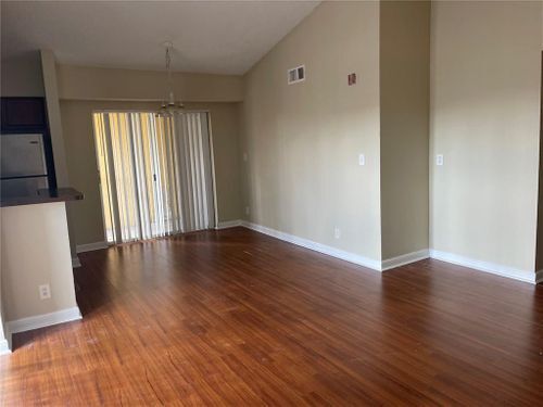 Foto del edificio - 7680 Westwood Dr