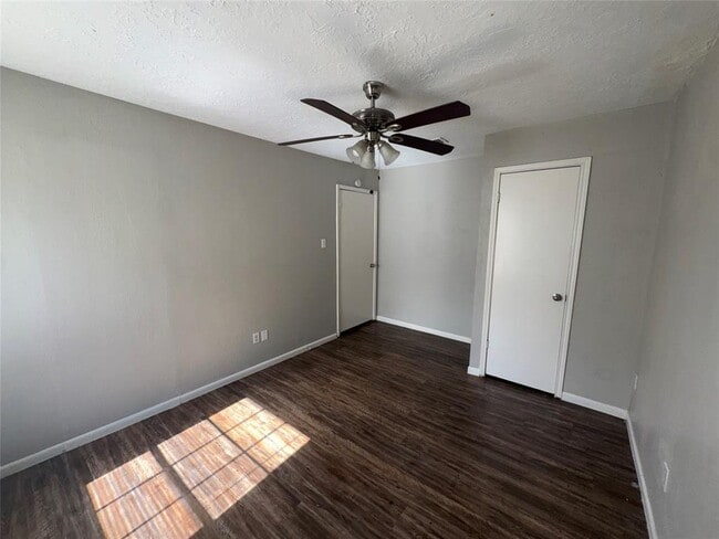 Building Photo - 201 Hartford Ln