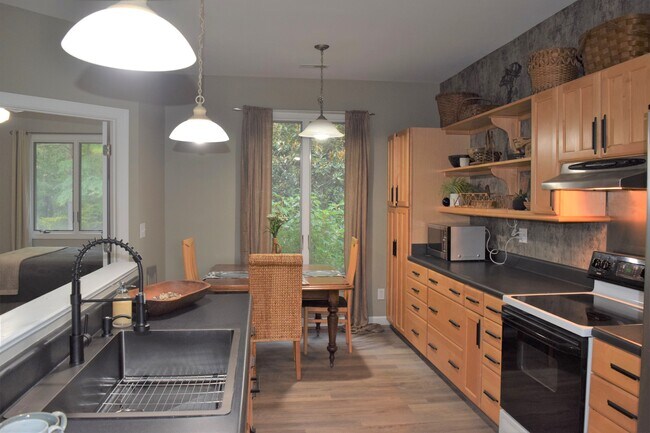 Foto del edificio - 250 Paddock Dr