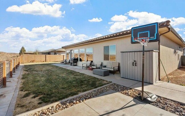 Foto del edificio - Gorgeous 4 Bedroom Home Surrounded by the Desert Landscape of Southern Utah