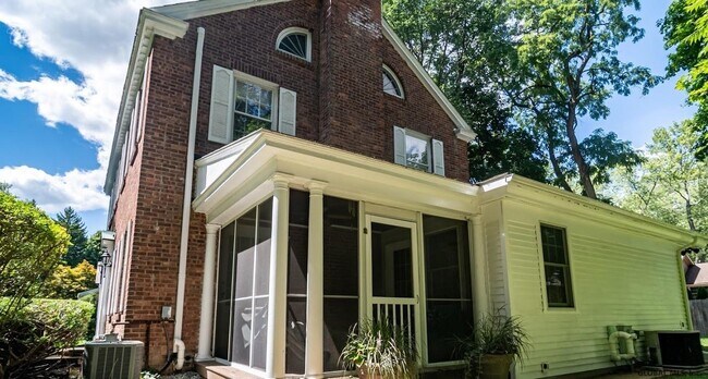 Building Photo - 11 Ross Ct