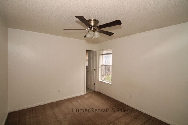 Building Photo - 2 Bedroom 1.75 Bath Duplex