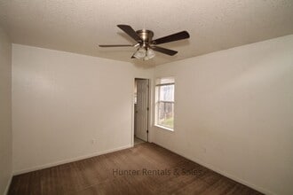 Building Photo - 921 Rosewood Dr