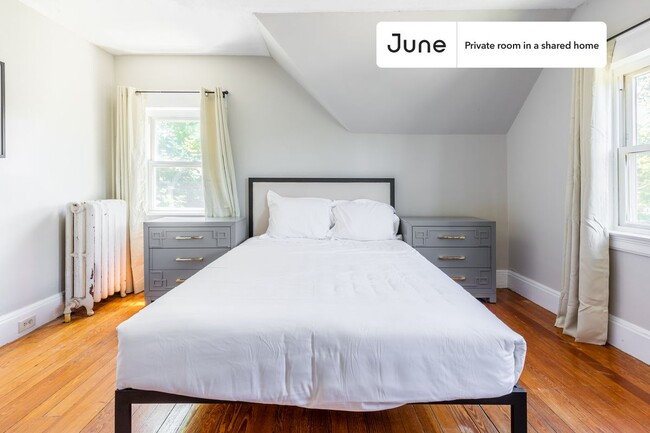 Foto del edificio - Private bedroom in 9 bed/2 bath Home