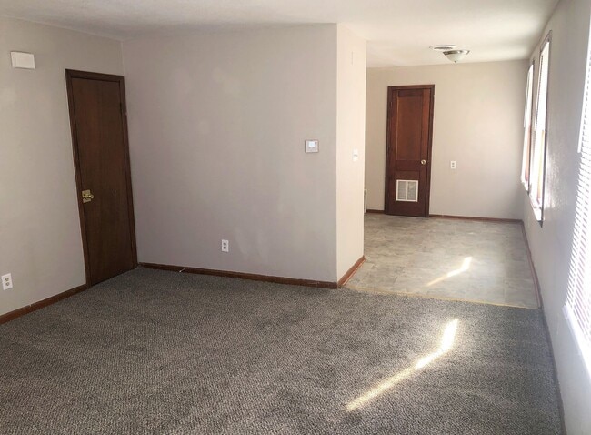 Building Photo - 3 Bed, 2 Full Bath House, MOVE-IN READY!!