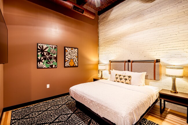 Foto del edificio - 327 E Wilson St