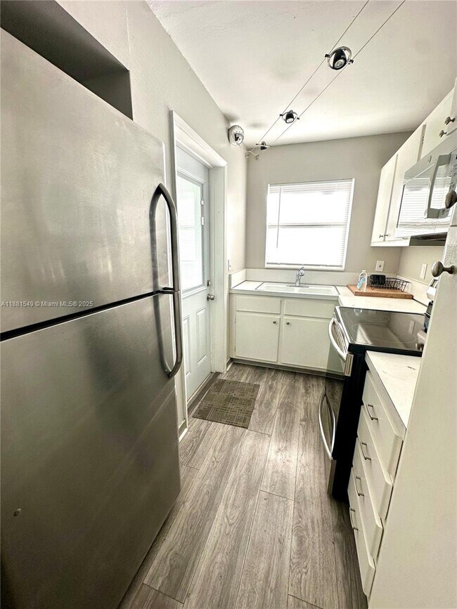 Foto del edificio - 250 Layne Blvd