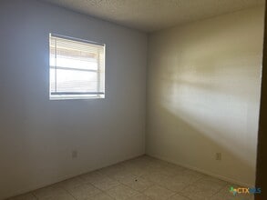 Building Photo - 903 N Main St