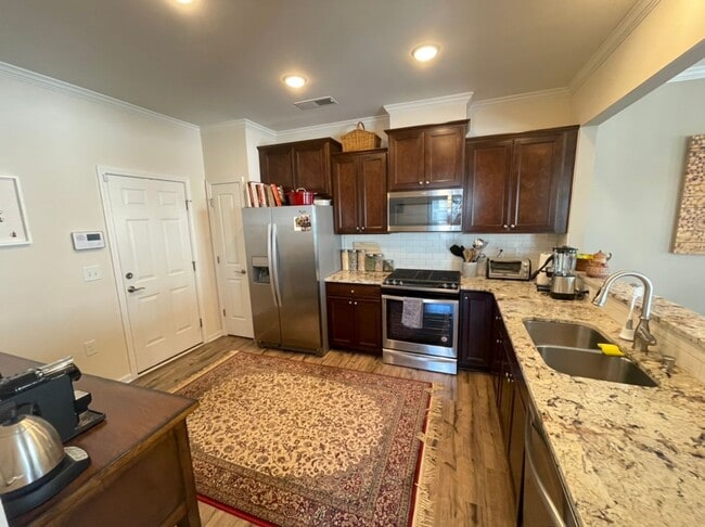 Building Photo - Like new 3 Bedroom townhouse with 2 car ga...