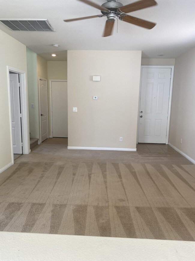 Foto del edificio - 6347 Alpine Tree Ave