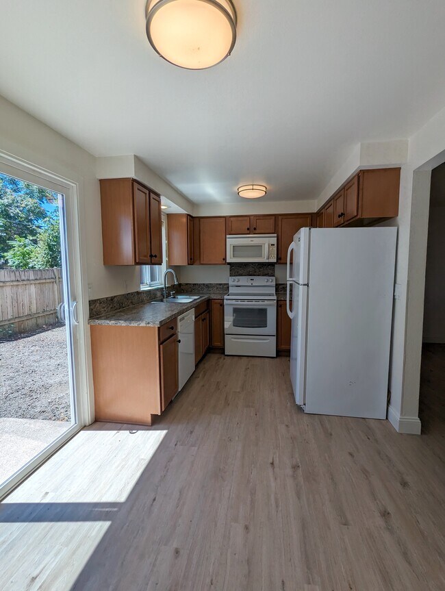 225 Kalmia Street Unit B, Junction City, OR 97448 Apartments in