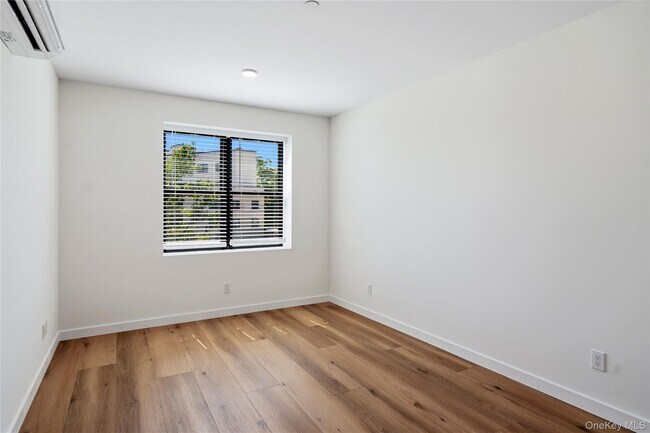 Foto del edificio - 62-45 60th Pl