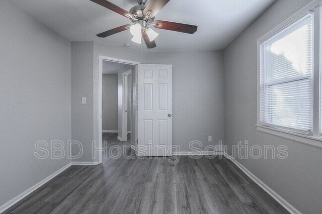 Building Photo - 2206 S Cedar Ave