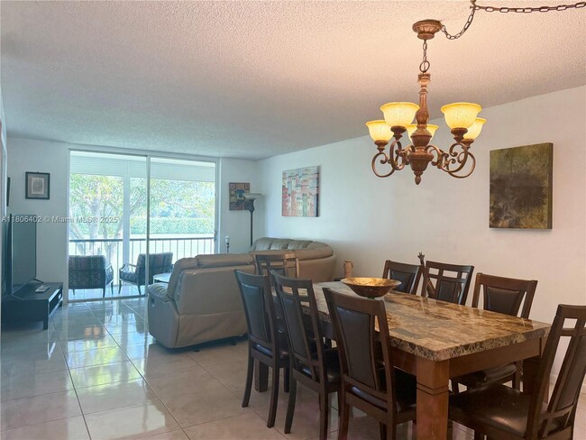 Building Photo - 9820 S Hollybrook Lake Dr