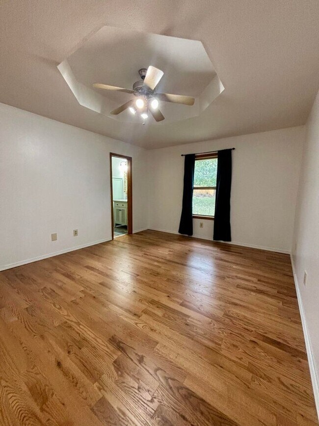 Building Photo - COMING SOON! Battlefield Home with Sunroom