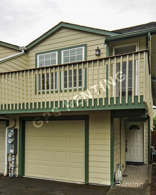Shoreline Townhouse with great fenced yard... - Shoreline Townhouse with great fenced yard...