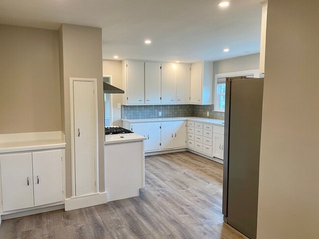 Building Photo - Spacious Single Story on Large Lot