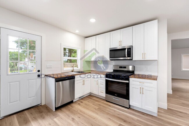 Foto del edificio - STUNNING 2 BEDROOM ON LAKE FRONT!!! Completely Remodeled!!