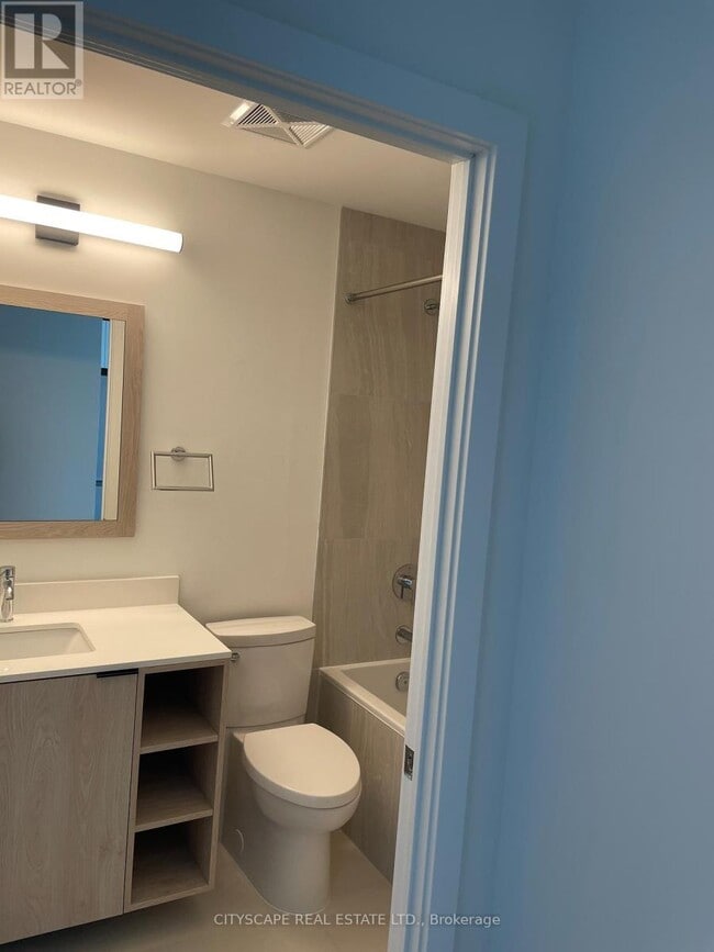 Photo du bâtiment - 1007 The Queensway