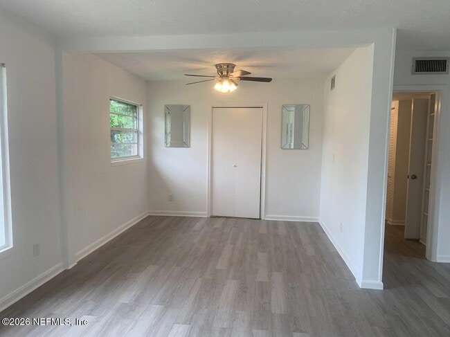 Foto del edificio - 7042 Camelot Rd